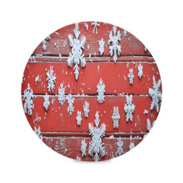 Imagem de STAYTOP Jogo americano redondo com fundo de madeira vermelho sob flocos de neve, 4 peças, tapetes de mesa para férias, antiderrapante, fácil de limpar, para casa, cozinha, churrasco, festa, decoração