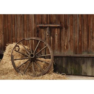 Imagem de Western Cowboys Pano de fundo rústico de madeira para porta de celeiro com roda antiga antiga fardos de feno de fazenda, tema country, fotografia de fundo para decoração de festa ocidental, adereços