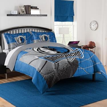 Imagem de NORTHWEST Conjunto de edredom Dallas Mavericks oficialmente licenciado pela NBA – Casal/Queen e Twin/Twin GG – Roupa de cama macia com logotipo do time e fronhas – Conjunto de quarto de fã de basquete