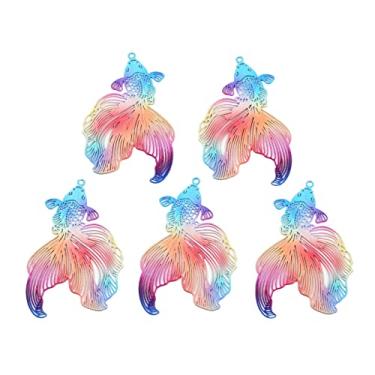 Imagem de Spritewelry 20 pingentes de filigrana de peixe dourado de aço inoxidável 430 pingentes coloridos de peixe dourado gravados, pingentes de conector oco para brincos faça você mesmo, colar, fabricação de