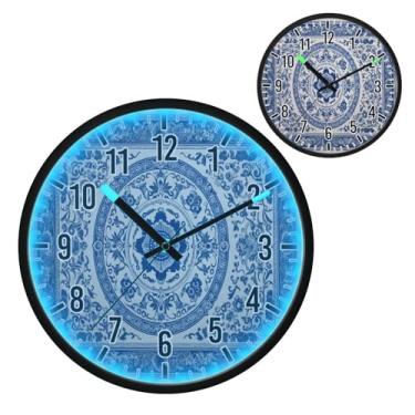 Imagem de Relógio de parede com luz noturna LED que brilha no escuro e ativado por voz, silencioso, design de porcelana azul e branco de 30,5 cm, operado por bateria para decoração de quarto e sala de estar
