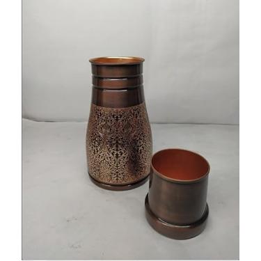 Imagem de HYGGE Jarra de cabeceira de cobre puro, jarra de cobre puro para presente, casa, esportes e ioga com copo - Benefícios para a saúde Ayurveda - Capacidade de 1 litro em relevo antigo