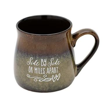 Imagem de Caneca de cerâmica para sopa de chá de café Sisters | Lado a lado ou a quilômetros de distância, as irmãs sempre estarão conectadas por seu coração. | Caneca de designer de 473 ml com sensação inspiradora | Visual elegante de cerâmica