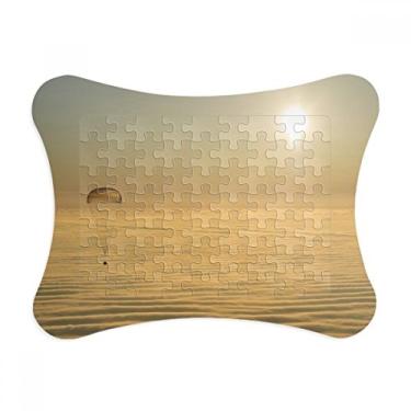 Imagem de Moldura de quebra-cabeça dourada brilhante com balão de sol brilhante enfeite de jogo de quebra-cabeça