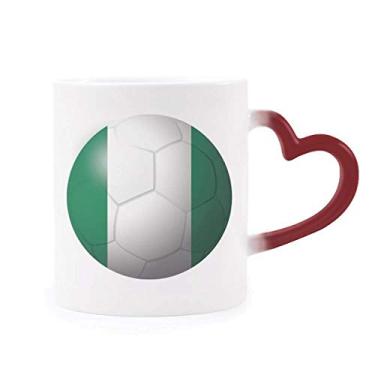 Imagem de Caneca sensível ao calor com a bandeira nacional de futebol americano da Nigéria, copo de grés que muda de cor vermelha