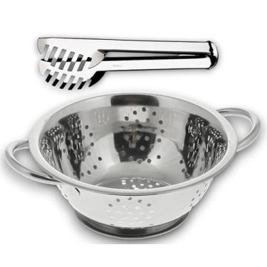 Imagem de Escorredor de massas ARROZ com furos e alça inox tamanho 24cm com pegador de macarrão 20 cm TAMANHO PEQUENO.