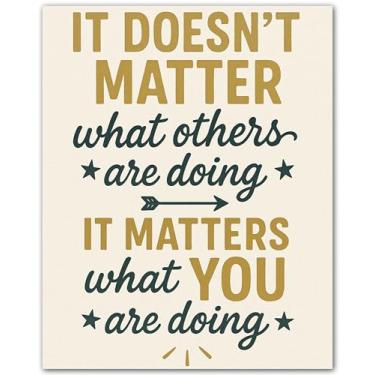 Imagem de ZUKIY It Doesn't Matter What Others Are Doing - Pôster inspirador - Arte de parede com citação motivacional para escritório, casa, academia, sala de aula - Impressão sem moldura 20 x 25 cm