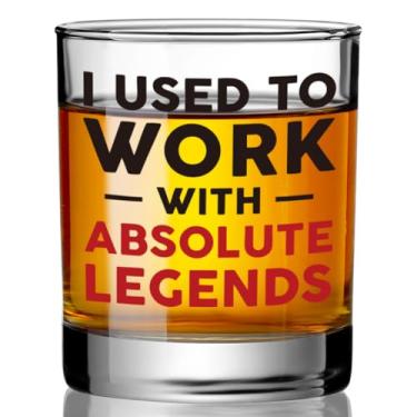 Imagem de Ymzkpoa Presentes engraçados de aposentadoria para homens, gerentes, líderes, amigos, chefe, funcionário, costumava trabalhar com copo de uísque Absolute Legend, decoração de festa de despedida, Adeus