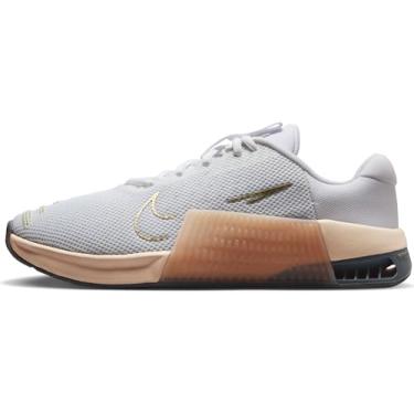 Imagem de Nike Tênis de treino feminino Metcon 9 AMP (DZ2537-104, branco/dourado metálico/sanddrift/branco) tamanho 42