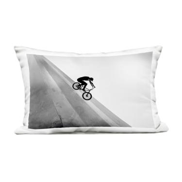 Imagem de Stupell Industries Almofada estampada para motociclista preto e branco, design por Sisi e SEB
