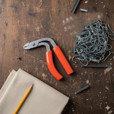 Imagem de Grampo U 1kg  Fixação Resistente para Estofados, Tapeçaria, Marcenaria