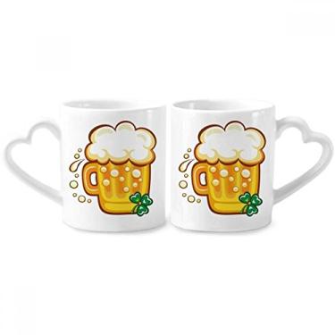 Imagem de Conjunto de canecas de porcelana para casais de cerveja amarela da Irlanda Dia de São Patrício com alça de coração