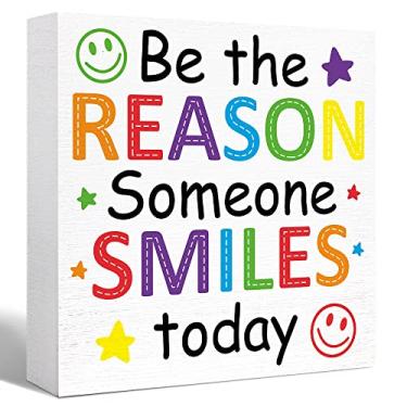 Imagem de SJNH Placa de Caixa de Madeira Inspiradora Seja A Razão Pela Qual Alguém Sorri Hoje Placas de Bloco de Madeira Decoração de Mesa Motivacional para Escritório Em Casa Decoração de M (5"X5"X1")
