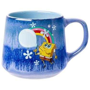Imagem de Silver Buffalo Caneca de cerâmica cônica de esmalte reativo floral com poses de Bob Esponja 510 g