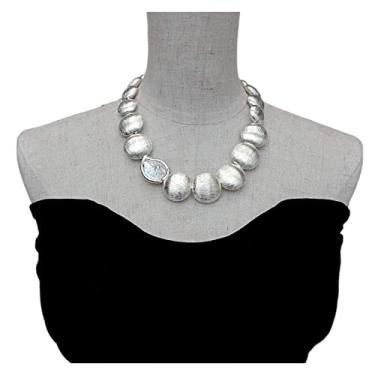 Imagem de DWBPGVUN Colar graduado com contas de moeda escovada cor prata pérola branca de água doce