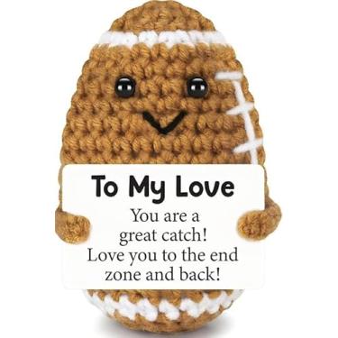 Imagem de Presente romântico de futebol para namorado e namorada – Futebol de crochê feito à mão, presente de amor fofo para ele, presente positivo de aniversário, presente de dia dos namorados, mini decoração