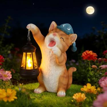 Imagem de ILLUMINEW Estátuas de jardim solar de gato com luz de lanterna, estatueta de gato bocejando com chapéu para decorações ao ar livre, decoração de pátio de jardim movida a energia solar de resina, lindo