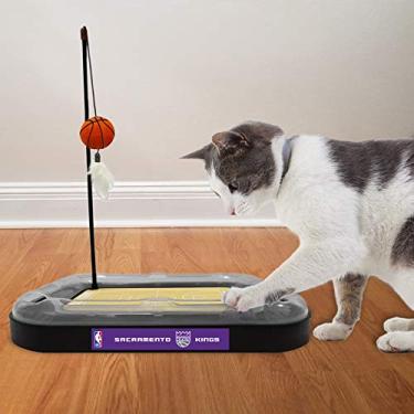 Imagem de Brinquedo de arranhar gatos NBA SacRAMENTO KINGS Campo de basquete Brinquedo arranhador de gato interativo em trilhos. Brinquedo de gato 5 em 1: varinha de gato com bichinho de pelúcia e penas.