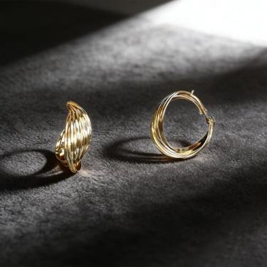 Imagem de Brincos femininos modernos dourados projetados especificamente para rosto redondo, mostrando seu charme feminino único, adequado para o dia a dia e qualquer ocasião.