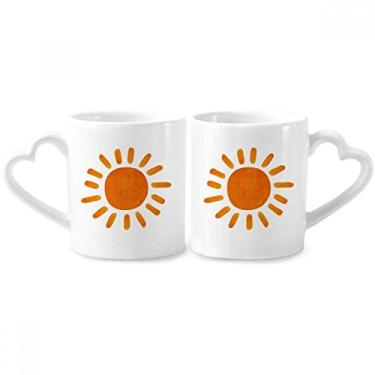 Imagem de Conjunto de canecas de porcelana para casais com pintura à mão do sol com alça de coração