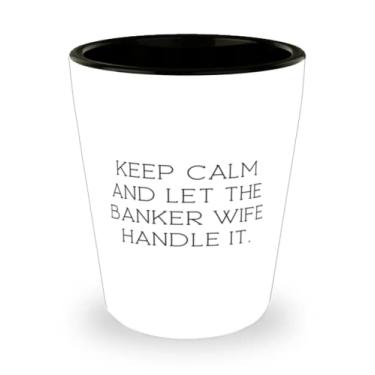 Imagem de Presentes inspiradores para esposa, Keep Calm and Let the Banker Wife Handle It, copo de shot brilhante para esposa do marido