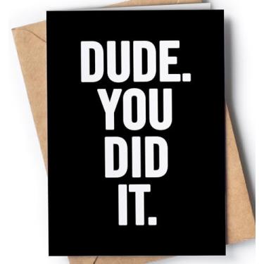 Imagem de Cartão de formatura engraçado para ele com envelope | Presente de felicitações original e exclusivo para um formando.