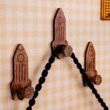 Imagem de Indian Shelf Rocket Ganchos decorativos de parede adesivos de madeira para casacos – 3 ganchos de chapéu 6 tiras, suporte de toalha à prova d'água, cabides sem broca para banheiro – Porta-chaves