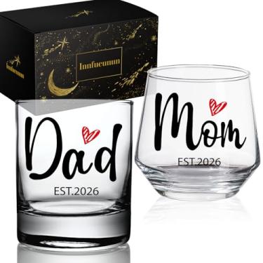 Imagem de Innfueunun Presente de gravidez para pais novos, conjunto de copos de vinho e uísque Est 2026 Dad Mom, presentes para novos pais para casais, presente ideal para Natal, Dia das Mães, Dia dos Pais