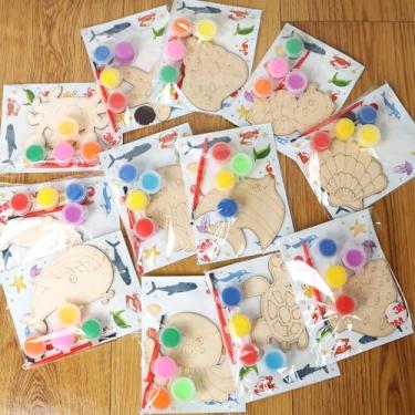 Imagem de LARDUX 24 peças de artesanato de pintura de animais marinhos e oceanos – 8 estilos de peças de animais do oceano inacabados kits de artesanato com tinta que brilha no escuro DIY lembrancinhas de festa