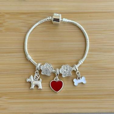 Imagem de Pulseira com 5 berloques: cachorrinho prata, separador patinha de brilhos, ossinho e coração vermelho - banhado a prata