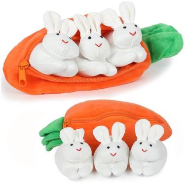 Imagem de Coelhinhos de pelúcia de esconde-esconde em bolsa de cenoura - Marca P