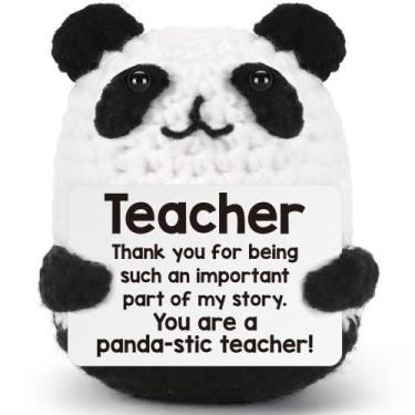 Imagem de Presente de agradecimento para professores de panda de crochê feito à 