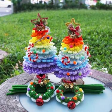 Imagem de YMIOOJY Kits de limpeza de cachimbo de árvore de Natal – Coroa de Natal multicolorida, arco-íris, suprimentos de hastes de chenille, para artesanato, presentes, ornamentos, acessórios, decoração de