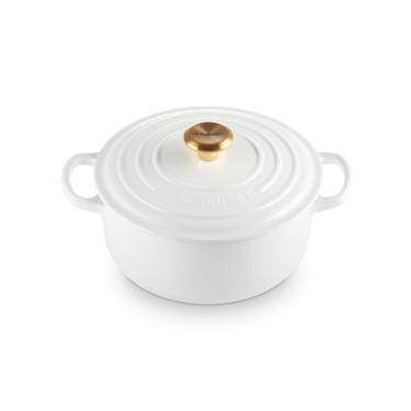 Imagem de Panela Redonda Signature com Pegador Dourado 26 cm Branco Le Creuset