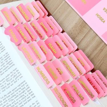 Imagem de 90 peças de abas bíblicas para mulheres, rosa, marcadores bíblicos fofos à prova d'água (folha dourada em relevo) materiais de estudo, presentes cristãos de batismo para homens