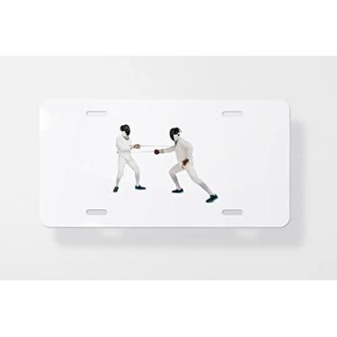 Imagem de Imagem composta de homem vestindo traje de cerca, praticando com espada, capa para placa de licença – Capa para placa de carro – Capa para placa de carro 15 x 30 cm