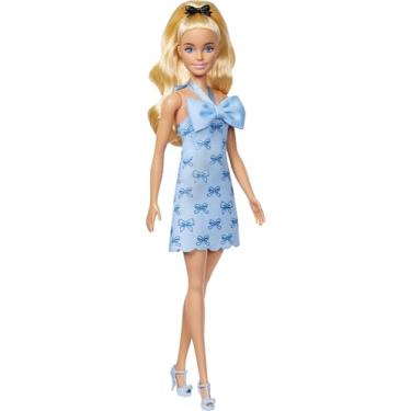 Imagem de Barbie Fashionistas boneca n. 237 com rabo de cavalo loira ondulada, vestido estilo halter com laço azul, laço preto como acessório e saltos azuis a condizer, HYT93