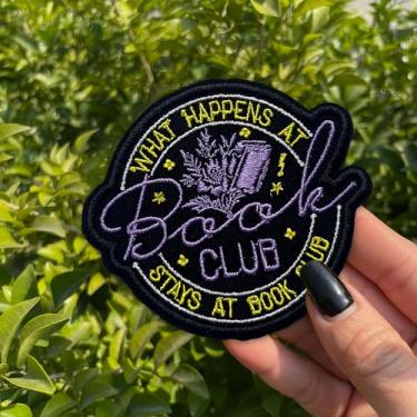 Imagem de What Happens At Book Club Stays At Book Club Patch de 7,6 cm Engraçado para amantes de leitura de flores, humor Bookish Iron/Sew On Embroidery Fabric Applique Patches for Trucker Hats Clothes Backpack