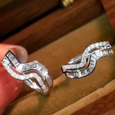 Imagem de Brincos de argola de zircônia brilhante incrustados com padrão de onda para mulheres, presentes de festa casual e dia das mães, One size, Cobre, Zircônia cúbica