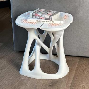 Imagem de Mesa Lateral Orgânica Decorativa – Design Escultural Moderno para Sala e Estar