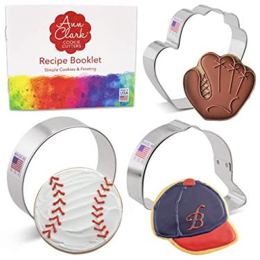 Imagem de Ann Clark Cookie Cutters Conjunto de 3 peças de cortadores de biscoito de beisebol com folheto de receitas, luva de beisebol, boné de beisebol