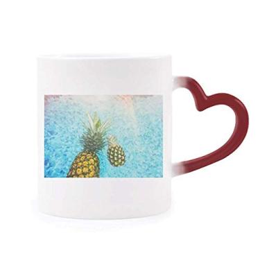 Imagem de Caneca azul sensível ao calor com imagem de abacaxi, frutas vermelhas, copo de grés que muda de cor vermelha