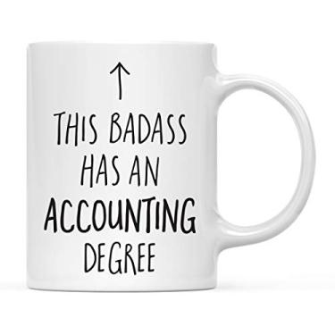 Imagem de Andaz Press Presente de caneca de café de formatura de 325 ml, este Badass tem um diploma de contabilidade, gráfico de flecha, 1 pacote, inclui caixa de presente, copos para estudantes graduados da turma de 2020