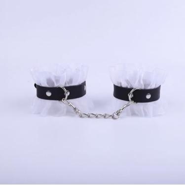 Imagem de Ruffle Trim Leather Cuffs with Chain Link, Black and White, Adjustable (White)