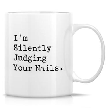 Imagem de Retreez Caneca engraçada para tecnologia de unhas - Caneca silenciosamente julgando suas unhas - xícara de café de cerâmica de 325 ml - Presente hilário para manicure, artista de unhas, técnico de