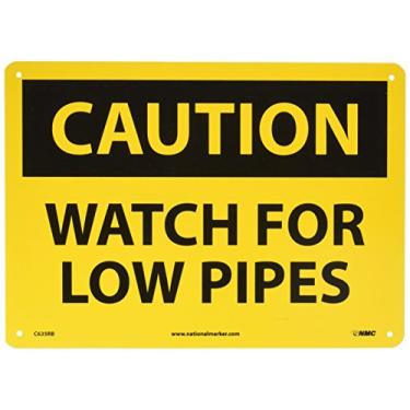 Imagem de NMC Placa OSHA C635RB, legenda "CUIDADO - WATCH FOR LOW PIPES", 35,5 cm de comprimento x 25,4 cm de altura, plástico rígido, preto sobre amarelo