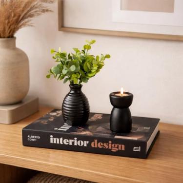 Imagem de Kit Decorativo com Livro Fashion Book, Vaso Preto com Planta Artificial e Castiçal Minimalista – Estilo Moderno para Sala, Quarto ou Escritório