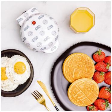 Imagem de Mini Máquina de Waffles, Tema Star Wars Death Star com Revestimento Antiaderente, 110V 550W, Uncanny Brands, Branca