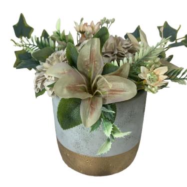 Imagem de Vaso de cimento luxo com listra dourada e flores artificiais