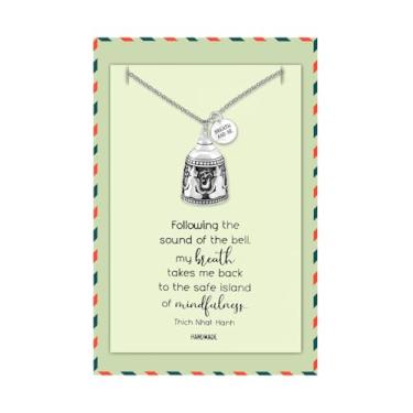 Imagem de Quan Jewelry Colar com pingente de sino de Buda feito à mão, colares de joias de ioga para homens e mulheres, colar de meditação religiosa presentes de formatura, charme budista com citação inspiradora